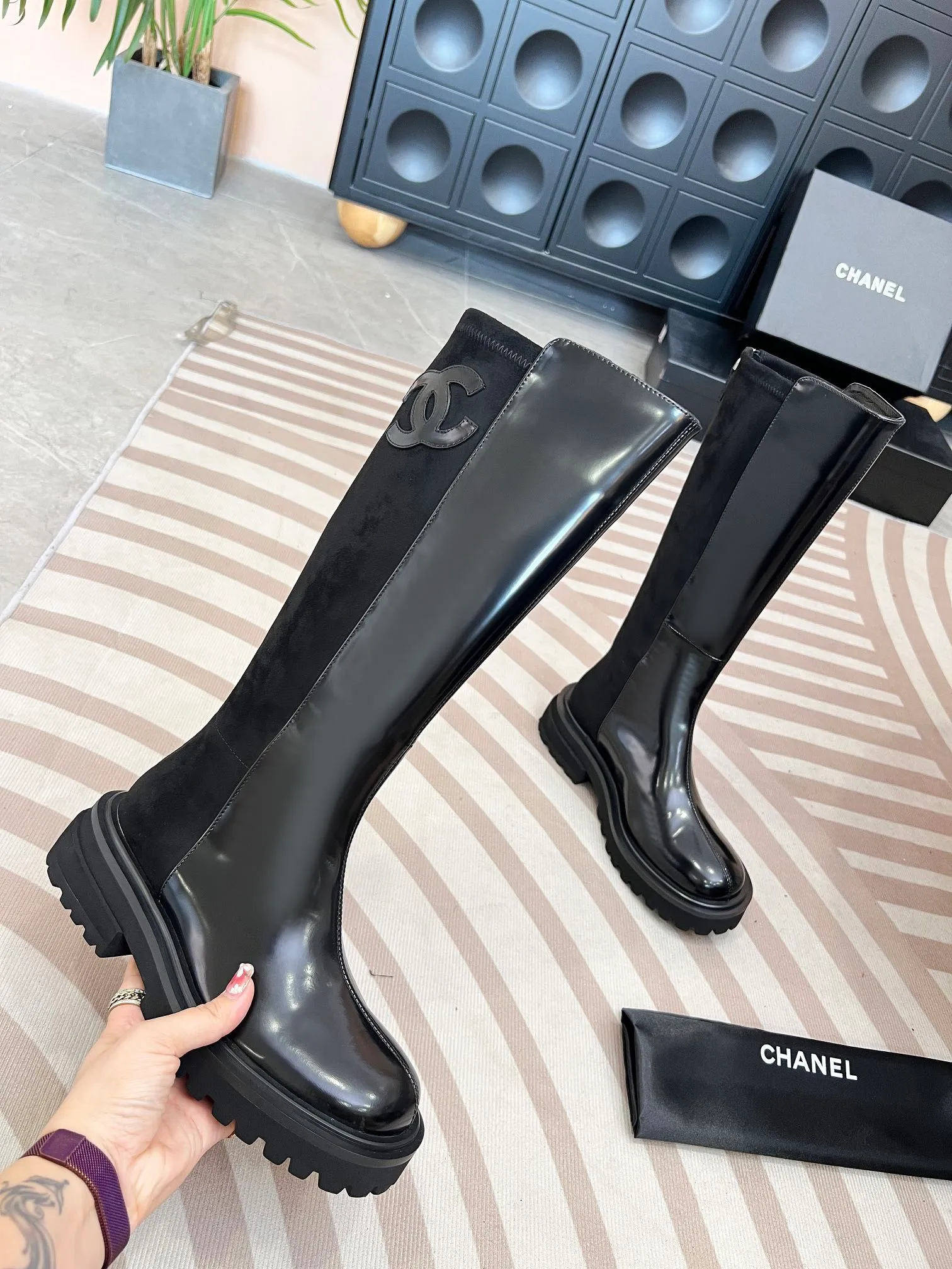👟👟Ex-factory price 720👟👟 CHANEL* new autumn and winter style. These letter knight boots are really a representative of handsome fashion. The double C electro-embroidered logo on the boot tube is low-key yet luxurious! Simple, fashionable, individual and grand! The natural and smooth beauty has a beauty that amazes the time. You should also show off your long legs in winter ~ Upper: calfskin/open edge beads Inner: sheepskin lining Size: 35-41​